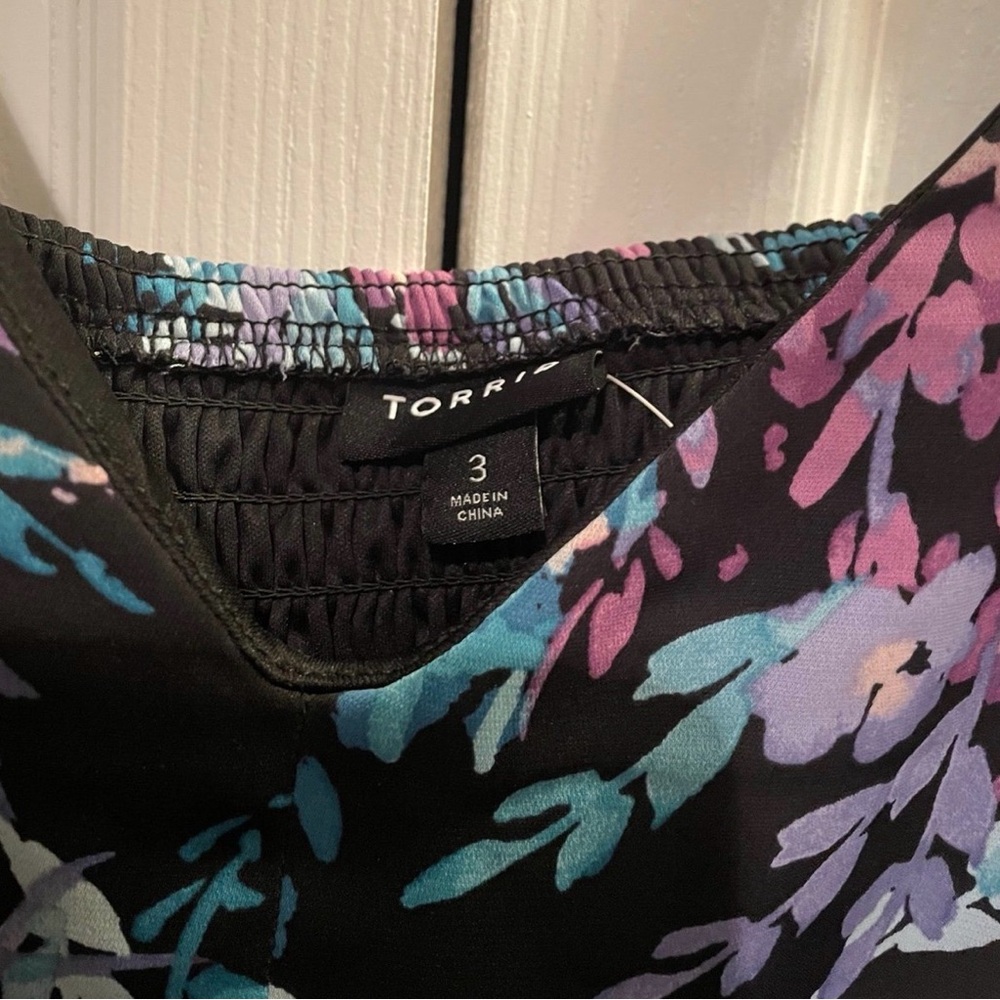 Torrid Women’s Tank Top Size 3XL Black With Floral Pattern V-Neck Smocked‎ Back - Picture 5 of 7